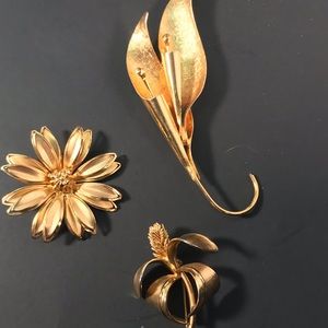 Lot of (3) unmarked gold tone brooches with floral motifs